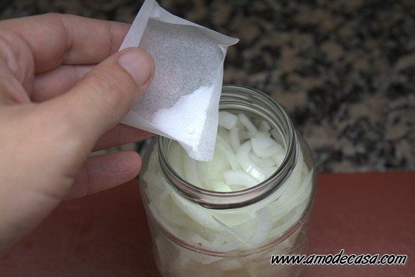 Añadir bicarbonato a la cebolla para caramelizarla