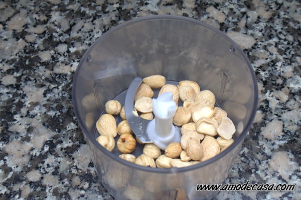 Triturar almendras y avellanas
