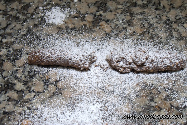 Bañando en azúcar glas el alfajor