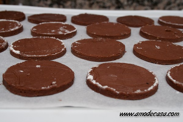 Tapas de alfajor cortadas antes de entrar al horno