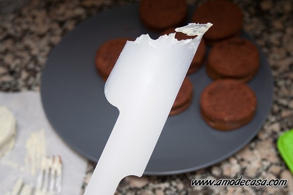 Espátula rota al bañar alfajores con chocolate blanco