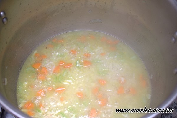 Agregando caldo al arroz en olla expres