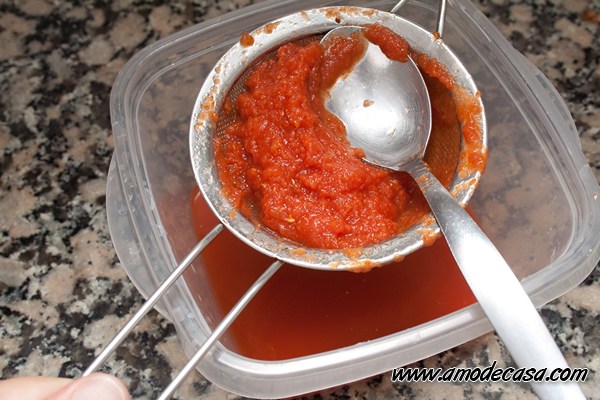 Extraer todo el líquido de un tomate