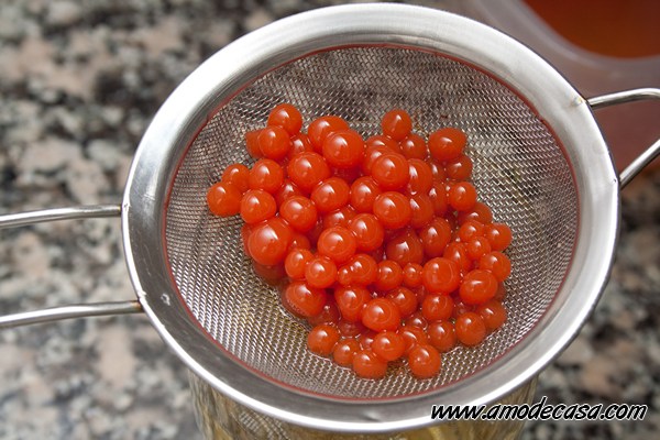 Colar las esferas de tomate