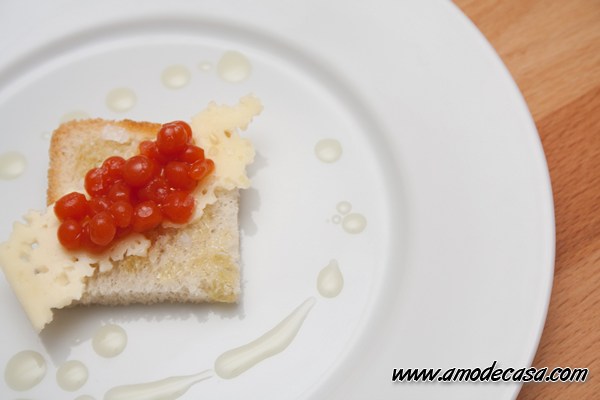Esferas de tomate sobre pan y queso