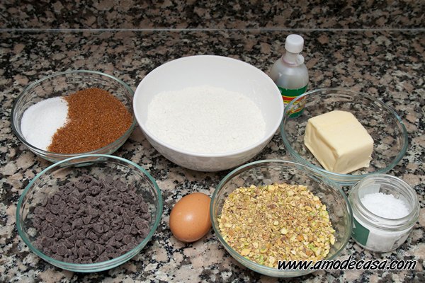Ingredientes para las galletas de chocolate, pistachos y sal