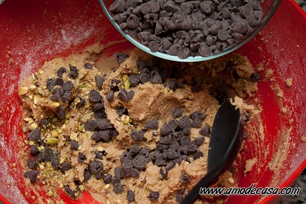 Ingredientes para las galletas de chocolate, pistachos y sal