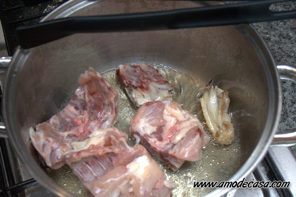 Dorar pollo para caldo