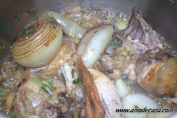 Caldo de pollo en olla a presión